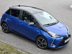 Blå Begagnad 2018 Toyota Yaris Hybrid Halvkombi | 155 000 kr (Bra pris)