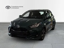 Grön Ny 2025 Toyota Yaris Hybrid Active Halvkombi | 298 800 kr (Marknadspris)