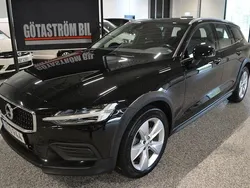 Svart Begagnad 2020 Volvo V60 CC Momentum Kombi | 253 000 kr (Marknadspris)