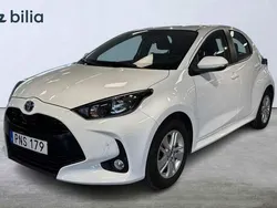Vit Begagnad 2023 Toyota Yaris Hybrid Active Halvkombi | 224 900 kr (Marknadspris)
