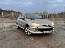 Grå Begagnad 2006 Peugeot 206 Halvkombi | 14 900 kr (Marknadspris)