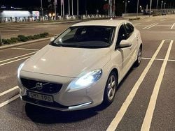 Vit Begagnad 2015 Volvo V40 Momentum Kombi | 105 000 kr (Marknadspris)