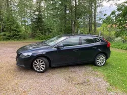Svart Begagnad 2015 Volvo V40 Momentum Kombi | 120 000 kr (Marknadspris)
