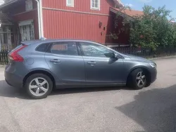 Grå Begagnad 2018 Volvo V40 Momentum Kombi | 158 000 kr (Marknadspris)