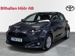 Mörkgrå (grå) Begagnad 2023 Toyota Yaris Hybrid Active Halvkombi | 229 900 kr (Marknadspris)