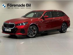 Röd (fire röd metallic) Begagnad 2025 BMW 530e M Sport Kombi | 659 000 kr (Marknadspris)
