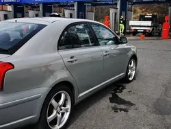 Grön Begagnad 2004 Toyota Avensis Halvkombi | 31 000 kr (Marknadspris)