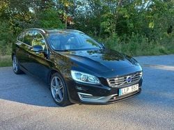 Svart Begagnad 2014 Volvo V60 Summum Kombi | 129 900 kr (Marknadspris)