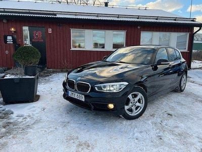 Begagnad BMW 118 Advantage 136 HK (100 kW) 2016 Svart Halvkombi