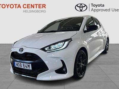 Vit Begagnad 2023 Toyota Yaris Hybrid Style Halvkombi | 249 900 kr (Marknadspris)