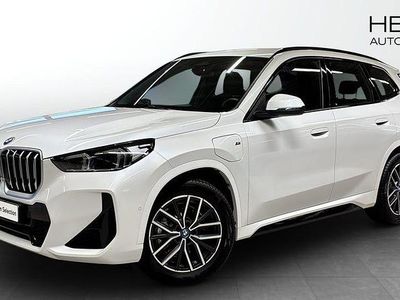 Vit Begagnad 2025 BMW X1 Comfort Edition SUV | 558 700 kr (Marknadspris)