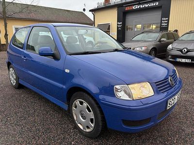Blå Begagnad 2000 VW Polo Halvkombi | 39 900 kr