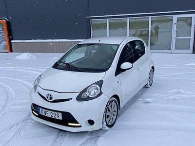 Begagnad Toyota Aygo 68 HK (50 kW) 2014 Vit Halvkombi