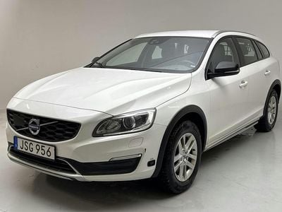 Vit Begagnad 2018 Volvo V60 CC Momentum Kombi | 119 000 kr (Superpris)