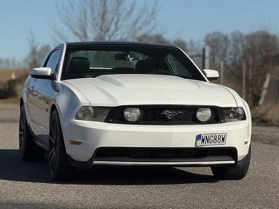 Begagnad Ford Mustang GT 320 HK (235 kW) 2010 Vit