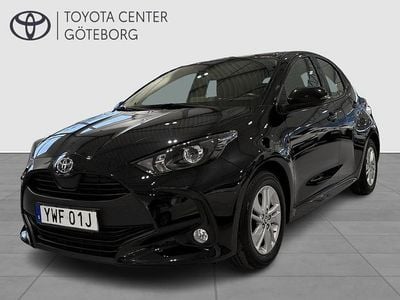 Svart Begagnad 2022 Toyota Yaris Hybrid Active Halvkombi | 199 900 kr (Bra pris)