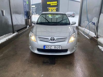 Begagnad Toyota Auris 90 HK (66 kW) 2011 Halvkombi