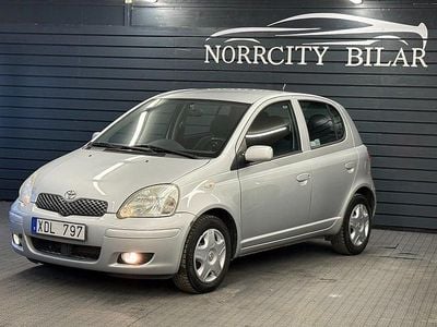 Begagnad Toyota Yaris 65 HK (47 kW) 2005 Silver Halvkombi