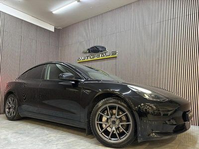Svart Begagnad 2021 Tesla Model 3 Standard Range Plus Sedan | 289 900 kr (Marknadspris)