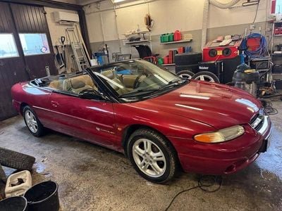 Rödmetallic Begagnad 1998 Chrysler Stratus Cab | 39 900 kr