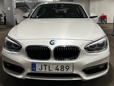 Pärlemorvit Begagnad 2016 BMW 118 Halvkombi | 129 000 kr (Bra pris)