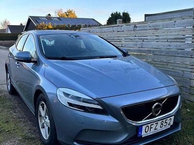 Mussel blue Begagnad 2017 Volvo V40 Halvkombi | 140 000 kr (Marknadspris)