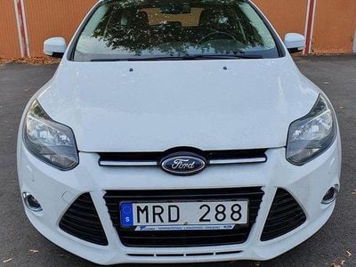 Begagnad Ford Focus Titanium 95 HK (69 kW) 2011 Vit Halvkombi