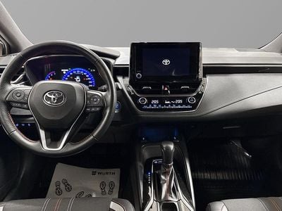 Vit Begagnad 2023 Toyota Corolla Hybrid Sport Halvkombi | 269 900 kr (Bra pris)