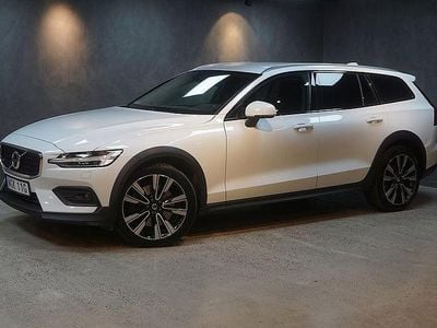 Vit Begagnad 2019 Volvo V60 CC Momentum Kombi | 329 900 kr (Dyr)