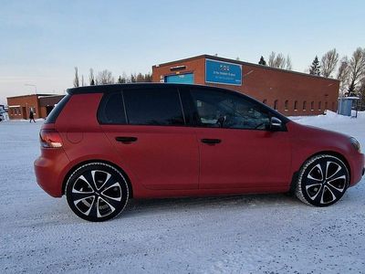 Begagnad VW Golf VII 102 HK (75 kW) 2012 Matt röd med svart tak Halvkombi