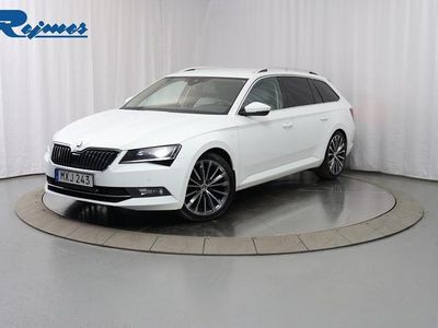 Vit Begagnad 2016 Skoda Superb Kombi | 214 800 kr