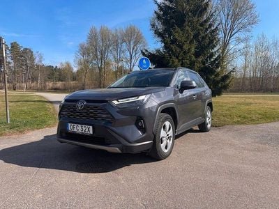 Grå Begagnad 2022 Toyota RAV4 Hybrid Executive SUV | 227 500 kr