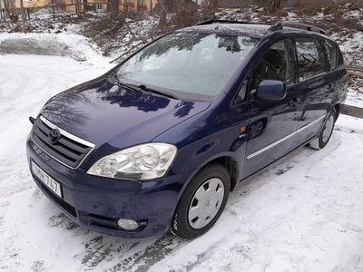 Begagnad 2003 Toyota Avensis Verso Minibuss | 34 000 kr