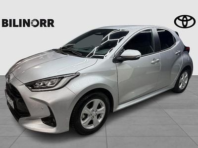 Silver Begagnad 2024 Toyota Yaris Hybrid Style Halvkombi | 269 900 kr (Marknadspris)