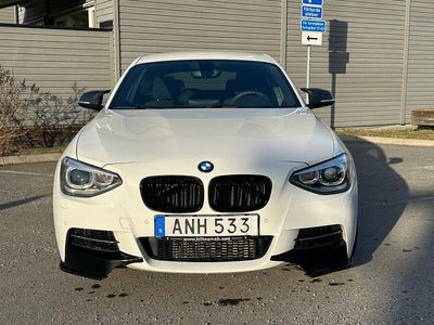 Begagnad BMW M135 Advantage 320 HK (235 kW) 2015 Halvkombi