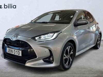 Silver Begagnad 2025 Toyota Yaris Hybrid Halvkombi | 269 900 kr