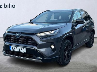 Grå Begagnad 2023 Toyota RAV4 Hybrid Style SUV | 399 900 kr (Marknadspris)
