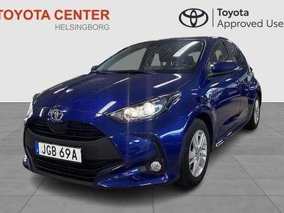 Blå Begagnad 2021 Toyota Yaris Hybrid Active Halvkombi | 189 900 kr (Marknadspris)