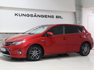 Begagnad Toyota Auris Hybrid Edition 136 HK (100 kW) 2015 Mörkröd Halvkombi