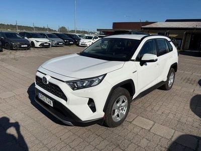 Vit Begagnad 2020 Toyota RAV4 Hybrid SUV | 299 900 kr (Marknadspris)