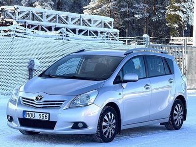 Begagnad Toyota Verso 147 HK (108 kW) 2009 Silver Minibuss