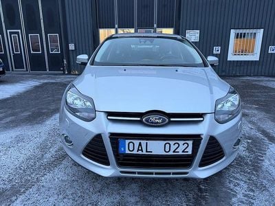 Grå Begagnad 2013 Ford Focus Titanium Halvkombi | 69 990 kr (Marknadspris)