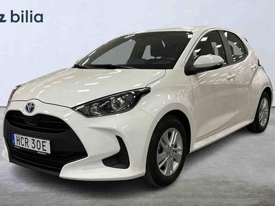 Vit Begagnad 2022 Toyota Yaris Hybrid Halvkombi | 219 900 kr (Marknadspris)