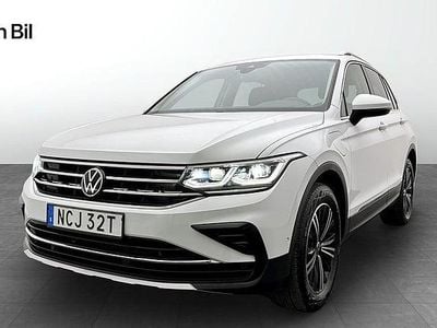 Pure white Begagnad 2023 VW Tiguan Elegance SUV | 389 900 kr (Marknadspris)