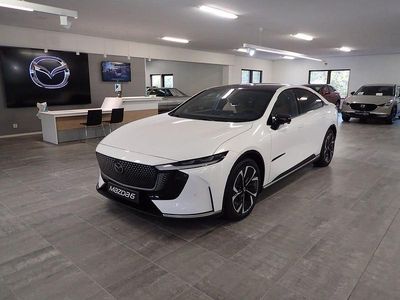 Vit (crystal white pearl met.) Ny 2025 Mazda 6e Takumi-Line Sedan | 481 300 kr