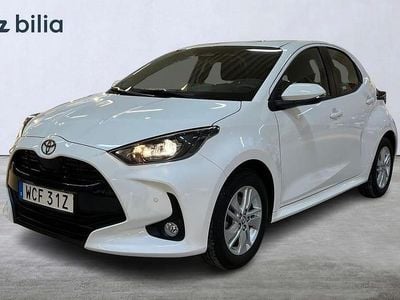 Vit Ny 2025 Toyota Yaris Hybrid Active Halvkombi | 249 900 kr (Marknadspris)