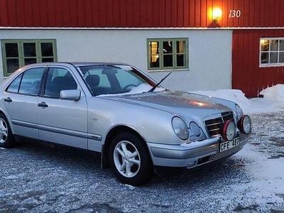 Silvergrå metallic Begagnad 1996 Mercedes E230 | 64 900 kr