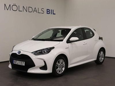 Vit Begagnad 2021 Toyota Yaris Hybrid Halvkombi | 129 900 kr (Marknadspris)