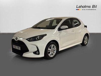 Vit Begagnad 2022 Toyota Yaris Hybrid Active Halvkombi | 178 900 kr (Marknadspris)