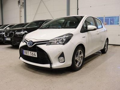 Vit Begagnad 2016 Toyota Yaris Hybrid Active Halvkombi | 89 900 kr (Marknadspris)
